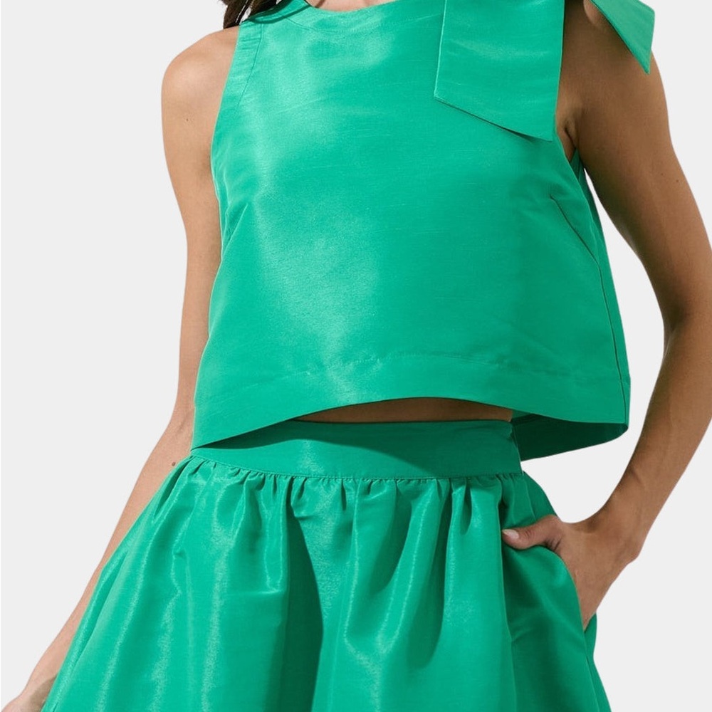 Elegant Green Sleeveless Blouse